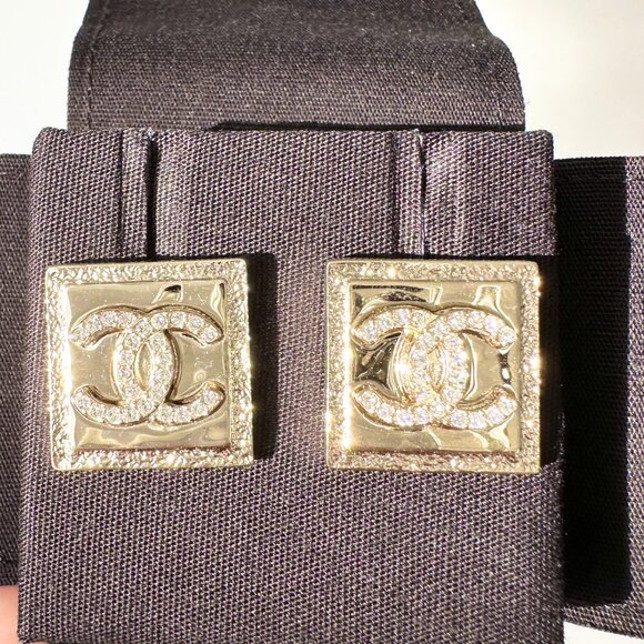 2023P CHANEL RUNWAY SQUARE GOLD CC LOGO WHITE CRYSTALS EARRINGS STUDS - Picture 4 of 14